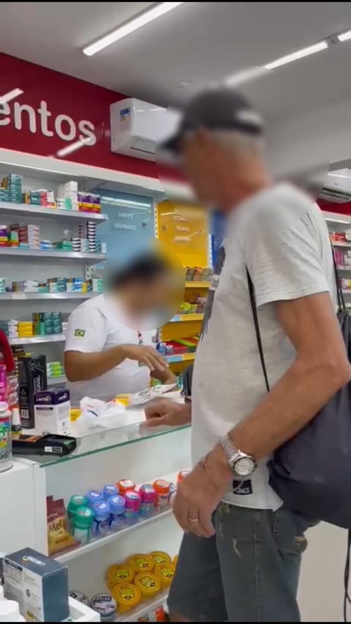 Idoso ameaça funcionários e cliente, além de agredir promotora de vendas, em farmácia de Penha por causa de medicamento em promoção!