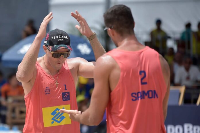 Saymon (MS) e George (PB), em sua primeira competição como dupla, superaram os bicampeões brasileiros Arthur (MS) e Adrielson (PR) pelo placar de dois sets a zero (parciais de 21x18 e 23x21). Foto: Dhavid Normando/FV Imagem/CBV