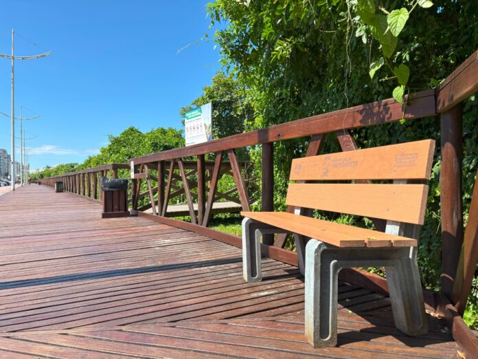 Parte dos resíduos é encaminhada para a Associação dos Agentes da Reciclagem de Navegantes (Recinave), enquanto outra fatia, com itens de menor valor de reciclabilidade, segue para a ECO Local para ser transformada nos bancos ecológicos, que podemos ver na orla do município. Fotos: Rodrigo Ramos & Marcos Porto / SECOM PMN