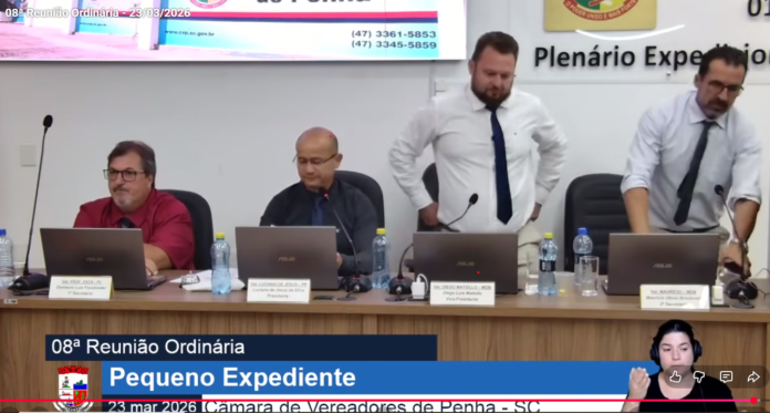 Momento em que membros da Mesa Diretora abandonam bancada após presidente ignorar requerimento de sua destituição. Foto: Reprodução TV CVP.