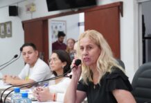 Audiência Pública sobre educação especial reúne cerca de 100 pessoas em Penha Após a manifestação dos professores, a secretária Aparecida fez uma apresentação sobre as ações do município na educação especial, destacando avanços e projetos em andamento. Foto: CVP