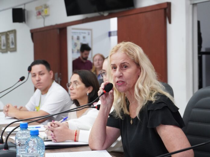 Após a manifestação dos professores, a secretária Aparecida fez uma apresentação sobre as ações do município na educação especial, destacando avanços e projetos em andamento. Foto: CVP