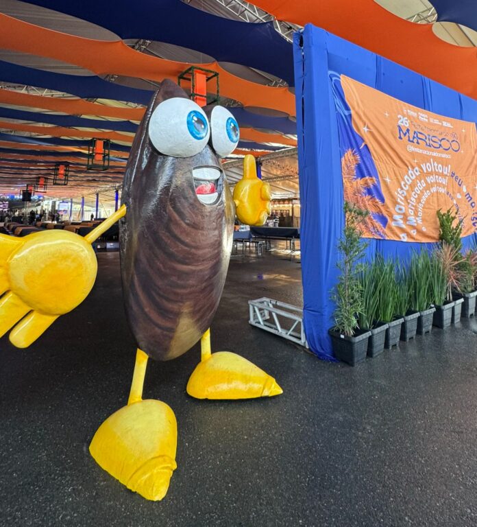 O prefeito de Penha, Luizinho Américo, prestou uma homenagem a nomes que fazem parte da história do evento. Foto: Divulgação PMP.