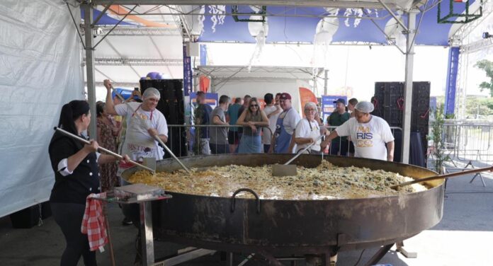 A festa recebeu o título de Maior Mariscada do Brasil no sábado (14), com o preparo de 1.307 litros do tradicional prato típico. Foto: Divulgação PMP.