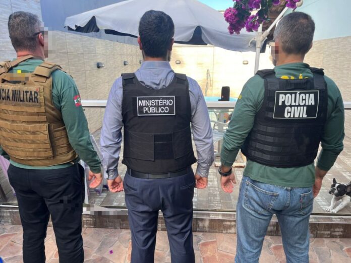 Foram cumpridos dois mandados de prisão preventiva contra agente político e servidor público e quatro mandados de busca e apreensão, em investigação que apura a prática dos crimes de peculato e concussão. Foto: Divulgação.