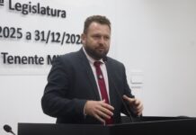 Após prazo regimental de afastamento, Diego Matiello assume Presidência da Câmara de Penha O então vice-presidente, vereador Diego Matiello (MDB), assumiu a Presidência da Câmara. Na sequência, o primeiro-secretário, vereador Professor Zaca (PL), passou a ocupar a Vice-Presidência, enquanto o então segundo-secretário, vereador Maurício Brockveld (MDB), assumiu a função de primeiro-secretário. Foto: Divulgação CVP.