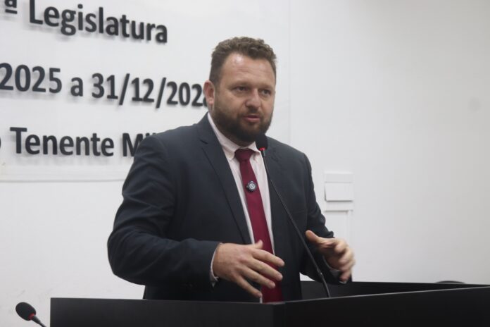 O então vice-presidente, vereador Diego Matiello (MDB), assumiu a Presidência da Câmara. Na sequência, o primeiro-secretário, vereador Professor Zaca (PL), passou a ocupar a Vice-Presidência, enquanto o então segundo-secretário, vereador Maurício Brockveld (MDB), assumiu a função de primeiro-secretário. Foto: Divulgação CVP.