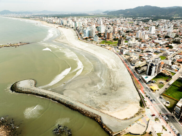 Por conta das condições marítimas, a tubulação submersa só poderá ser retirada a partir do dia 13 de agosto. Foto: Aleson Padilha
