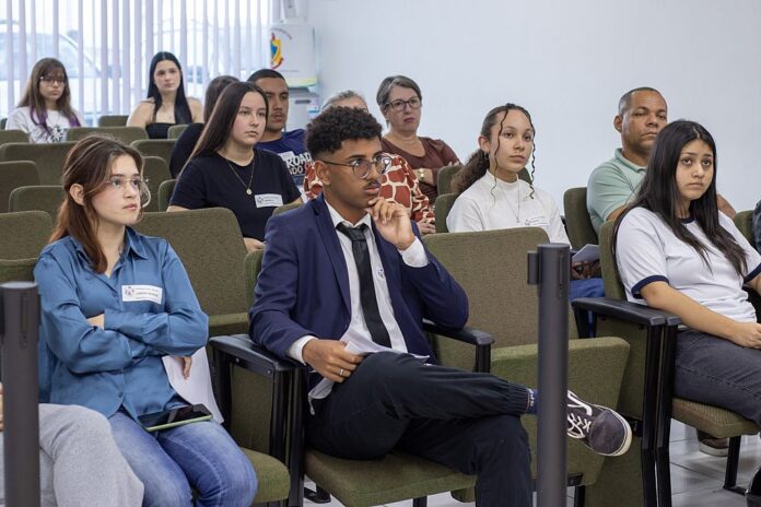 O Parlamento Jovem de Penha busca aproximar os estudantes do Poder Legislativo e estimular o desenvolvimento de liderança, comunicação, argumentação, responsabilidade e participação na comunidade.. Foto: Eduardo Calliari/ CVP